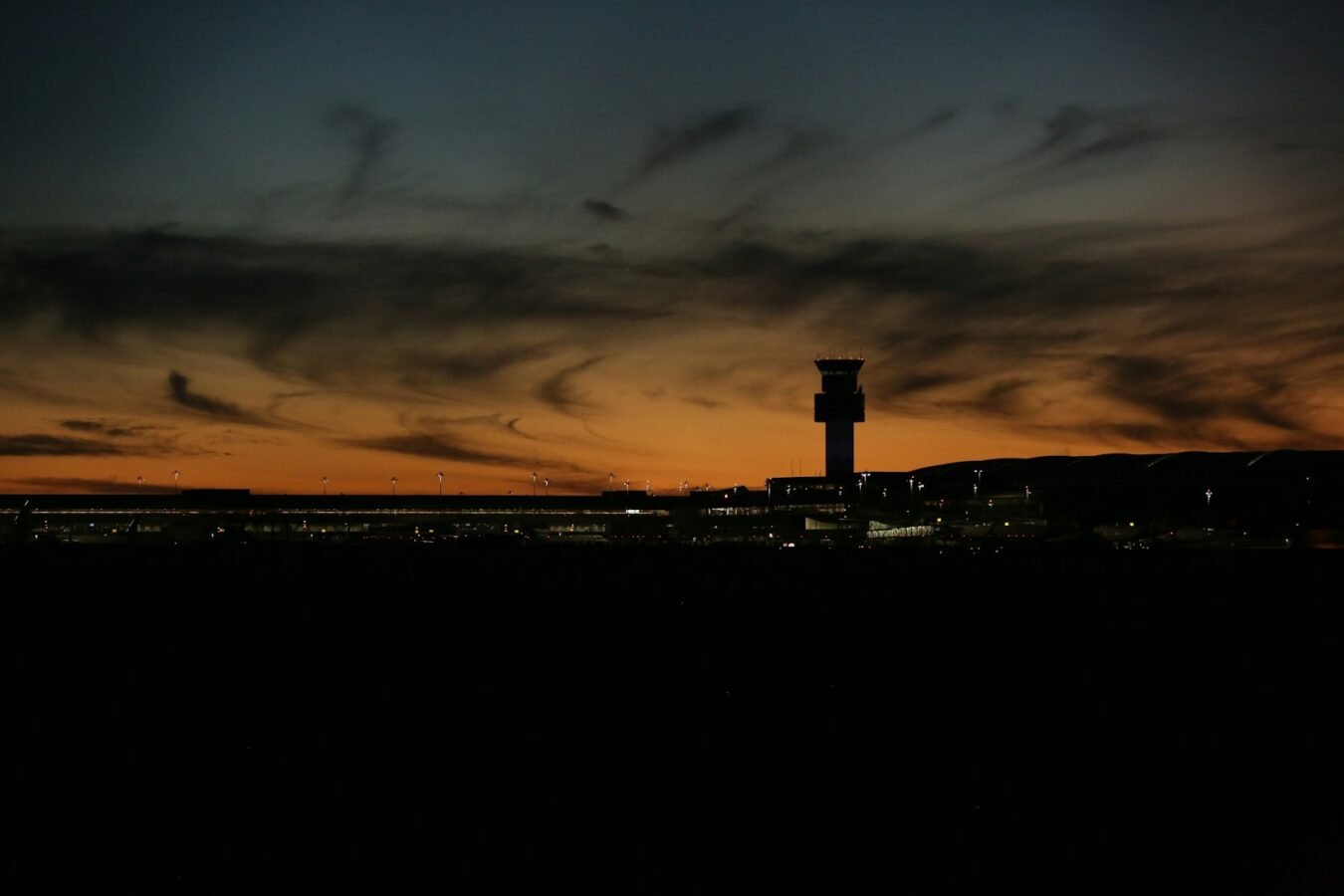 a plane is flying in the sky at night
